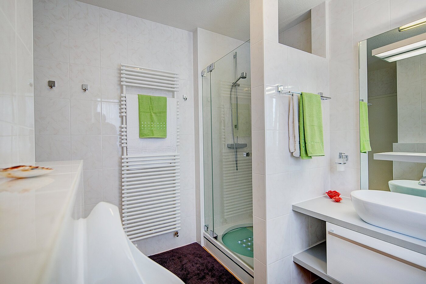 Ravna stran s spletno stranjo . 3 Sobe | München-Riem | 1906ML3 | Großzügiges Tageslichtbad...