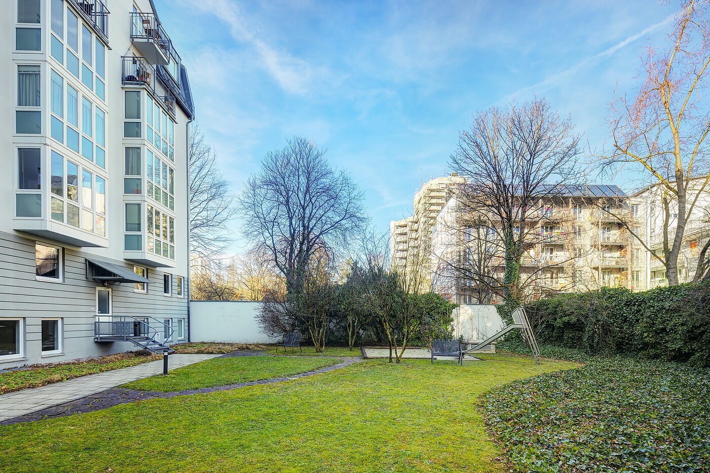 Ravna stran s spletno stranjo . 2 Sobe | München-Schwabing | 70102 | ...begrünten Innenhof