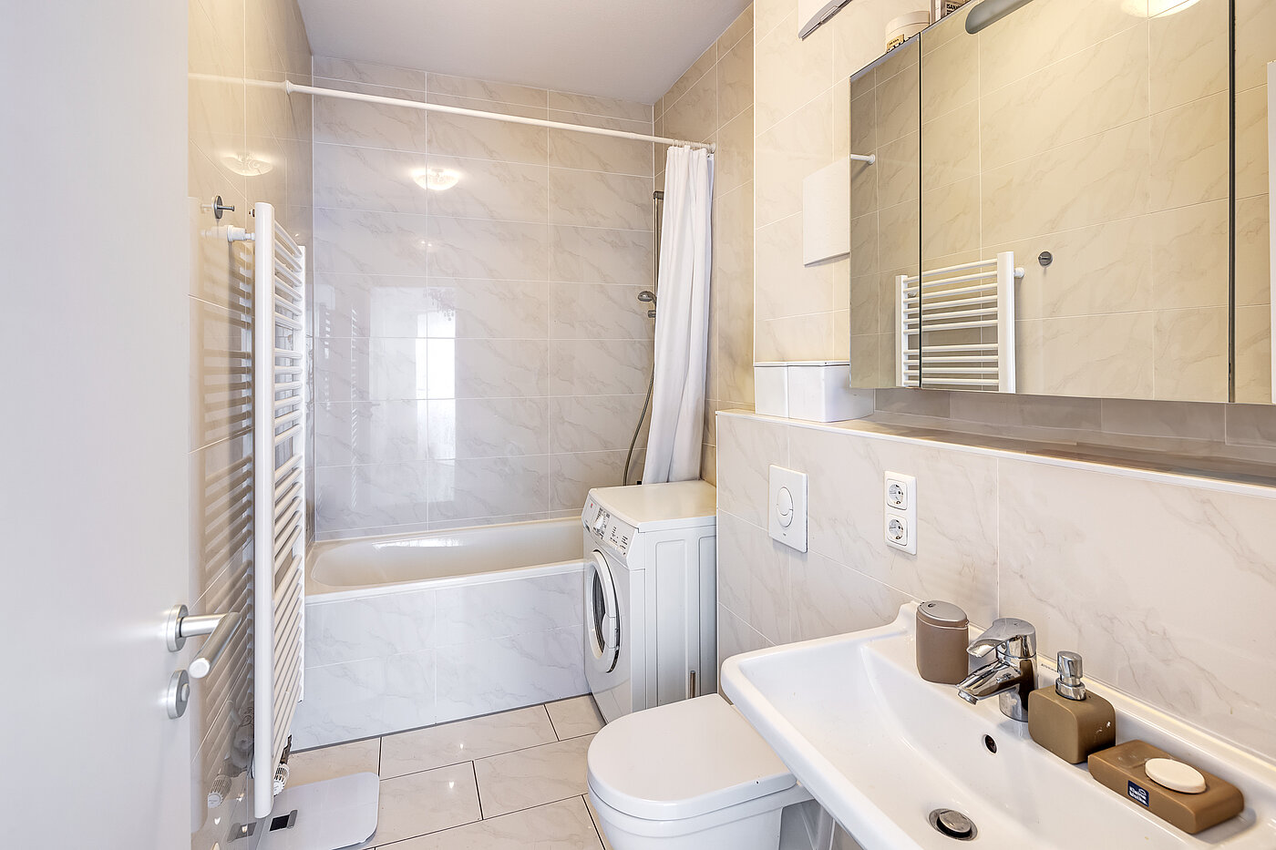 Flad med 2 Værelser | München-Schwabing | 70153 | Bad mit Badewanne...