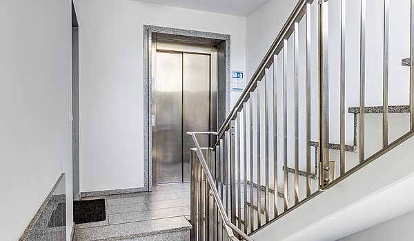 Lapos a  címen 3 Szobák | München-Neuhausen | 70489 | Edles Treppenhaus