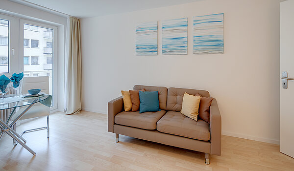 Ravna stran s spletno stranjo . 1 Soba | München-Obergiesing | 70420 | Couch