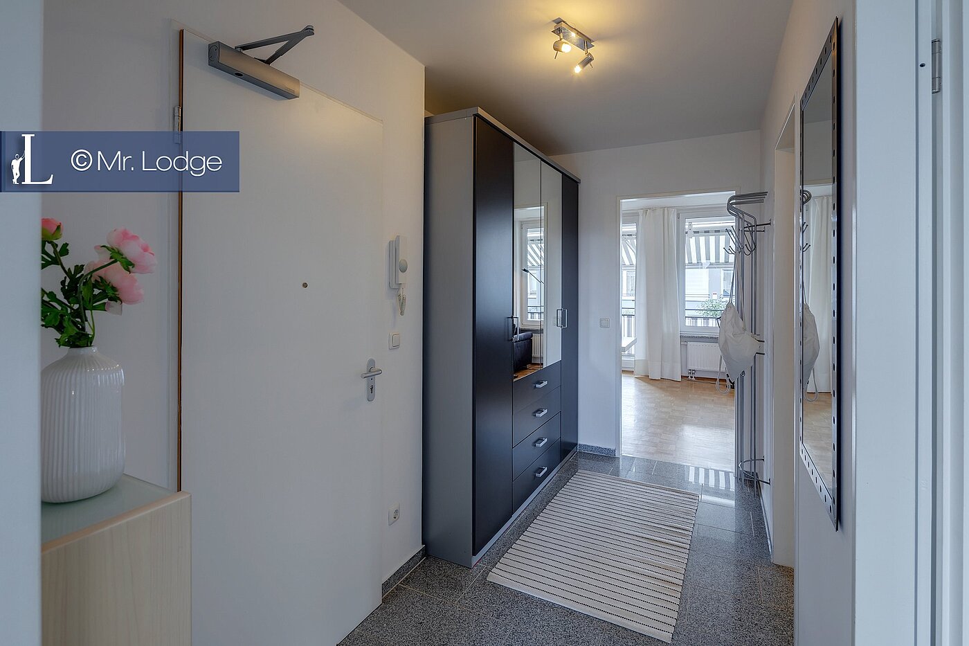 Ravna stran s spletno stranjo . 2 Sobe | München-Trudering | 1907ML1 | Geräumiger Flur