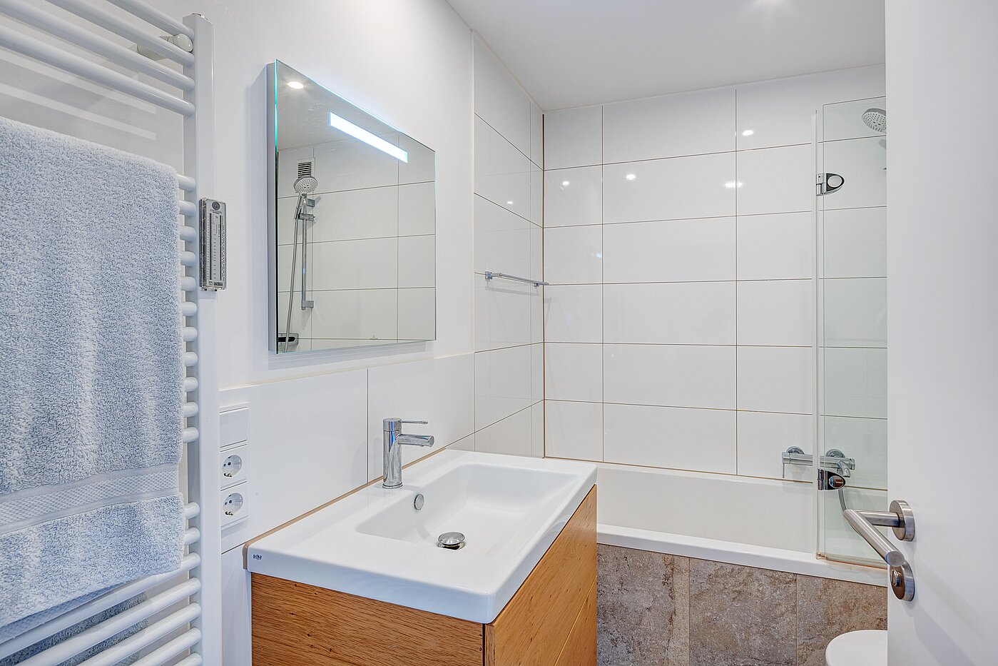 Apartment cu 1 Camera | München-Schwabing | 70198 | Bad mit Waschtisch...