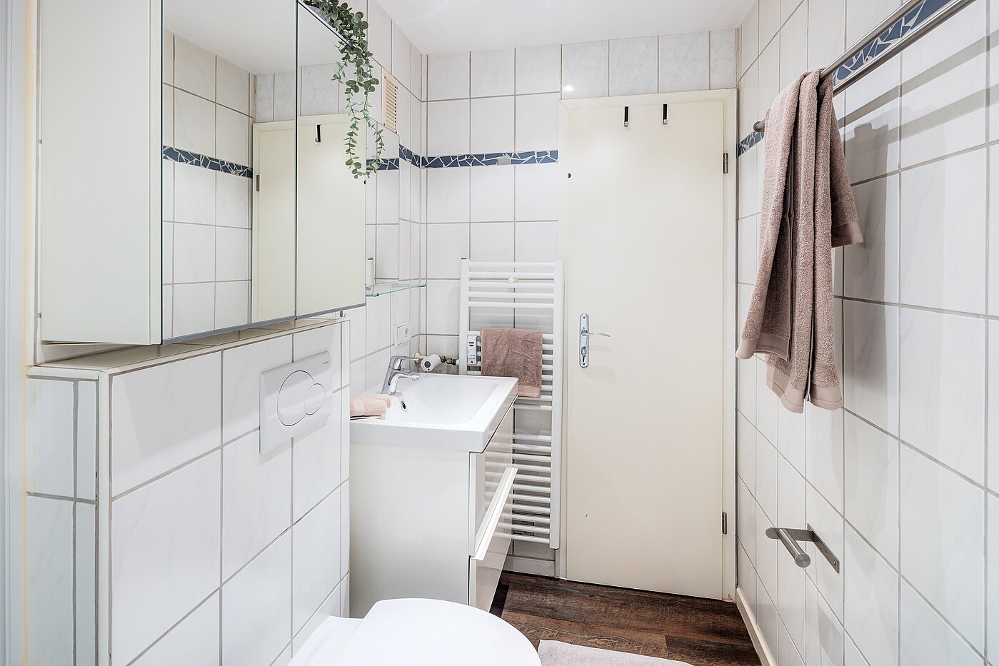 Ploché s 1 Izba | München-Neuhausen | 702271 | ...Waschtisch