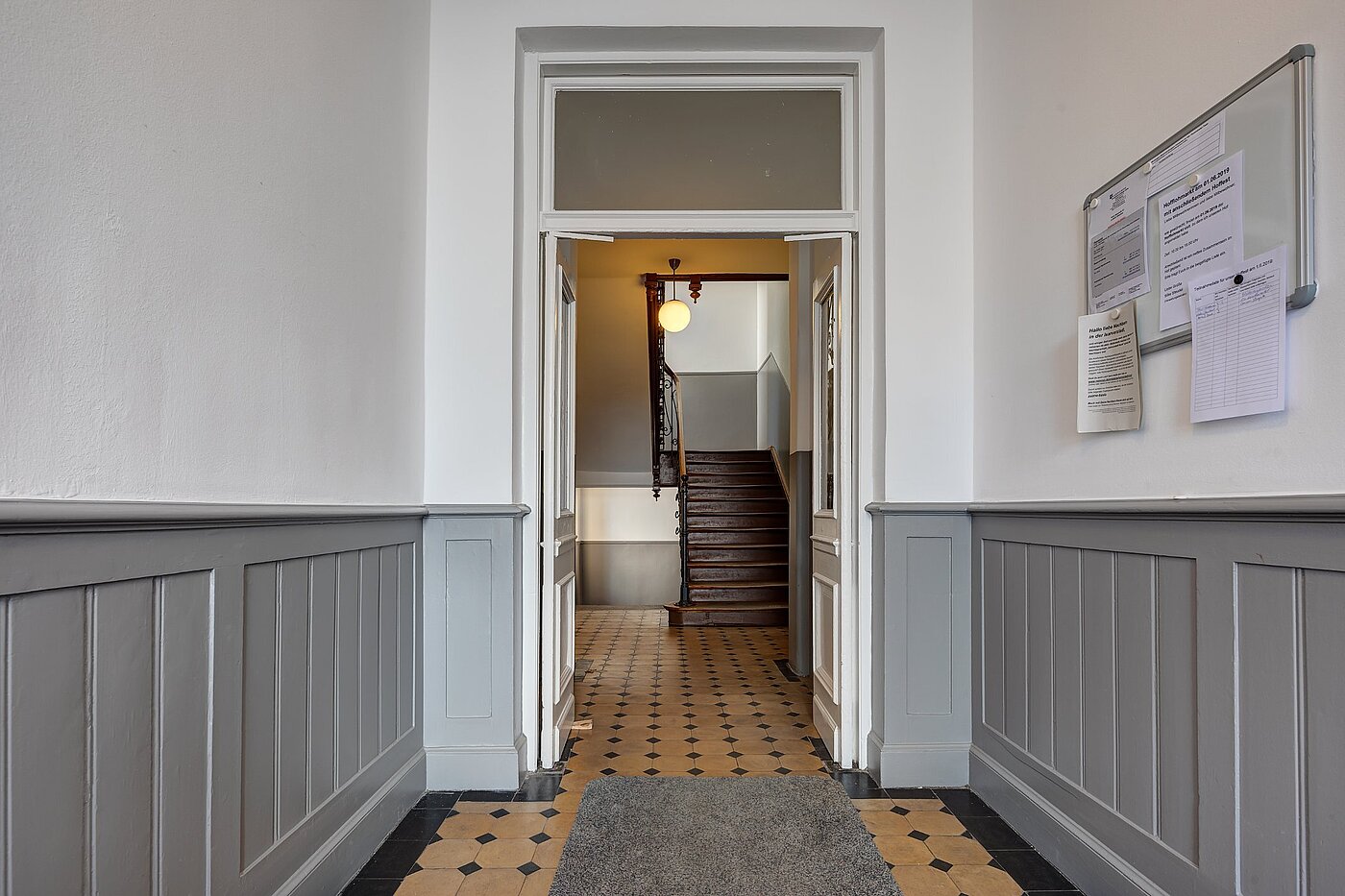 Lapos a  címen 3 Szobák | München-Ludwigsvorstadt | 1905ML1 | Stilechtes Treppenhaus