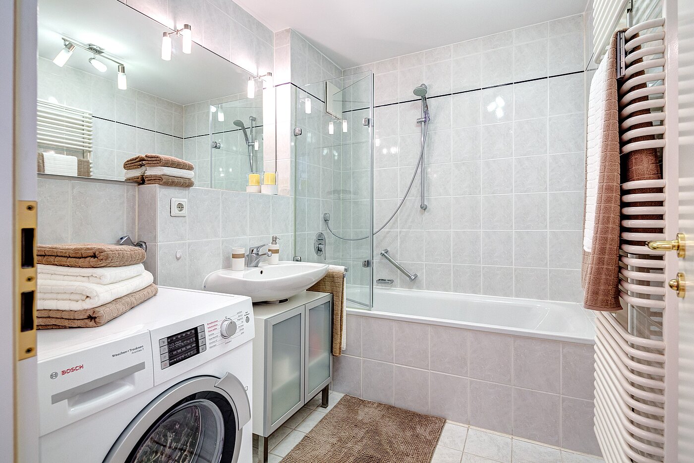 Ravna stran s spletno stranjo . 2 Sobe | München-Schwabing | 70102 | Bad mit Badewanne...