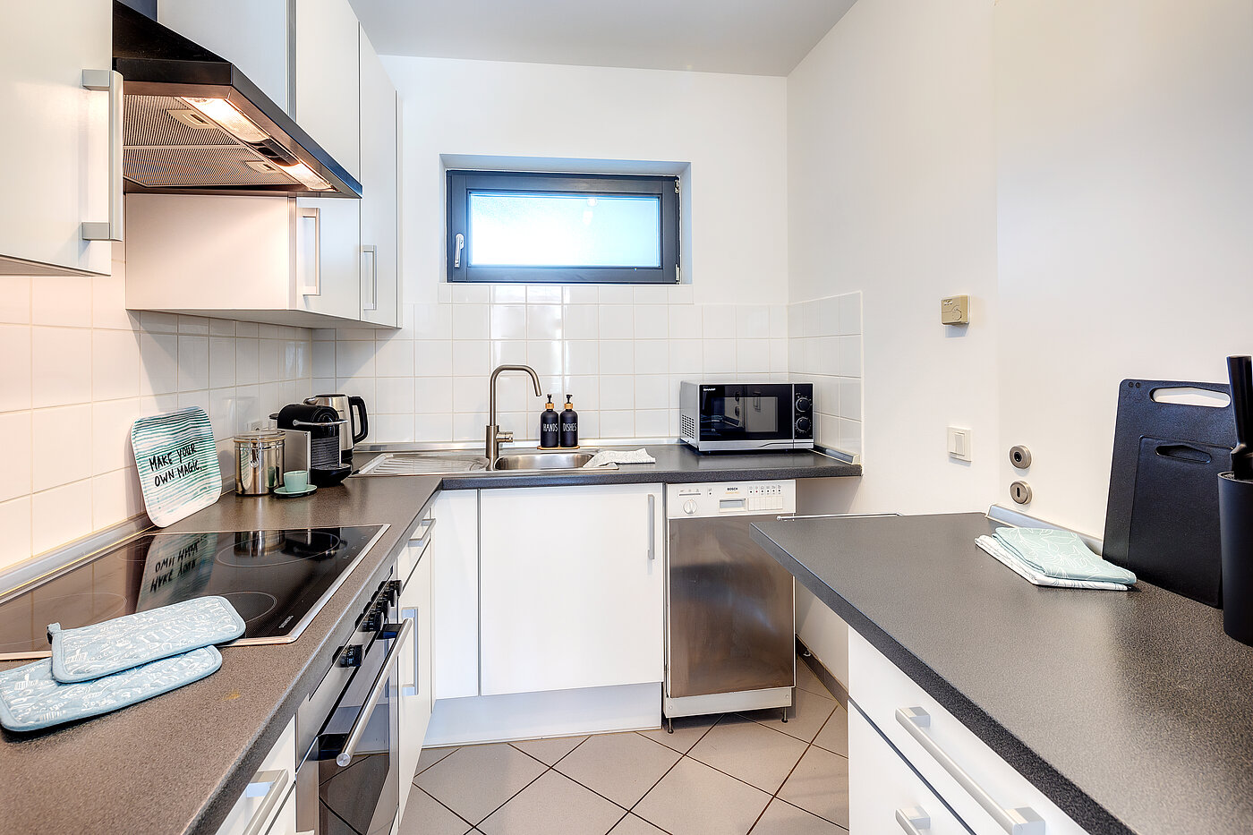 Ravna stran s spletno stranjo . 2 Sobe | Haar | 70426 | ...Küche mit Einbauten...