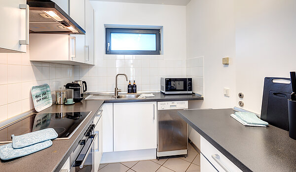 Ravna stran s spletno stranjo . 2 Sobe | Haar | 70426 | ...Küche mit Einbauten...