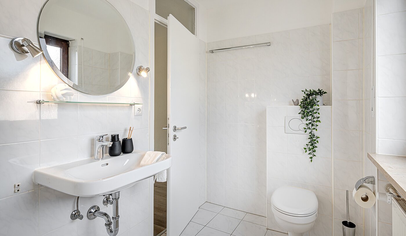 계단식 센터 하우스 와 함께 5 객실 | Unterschleißheim | 70187 | Helles Badezimmer...