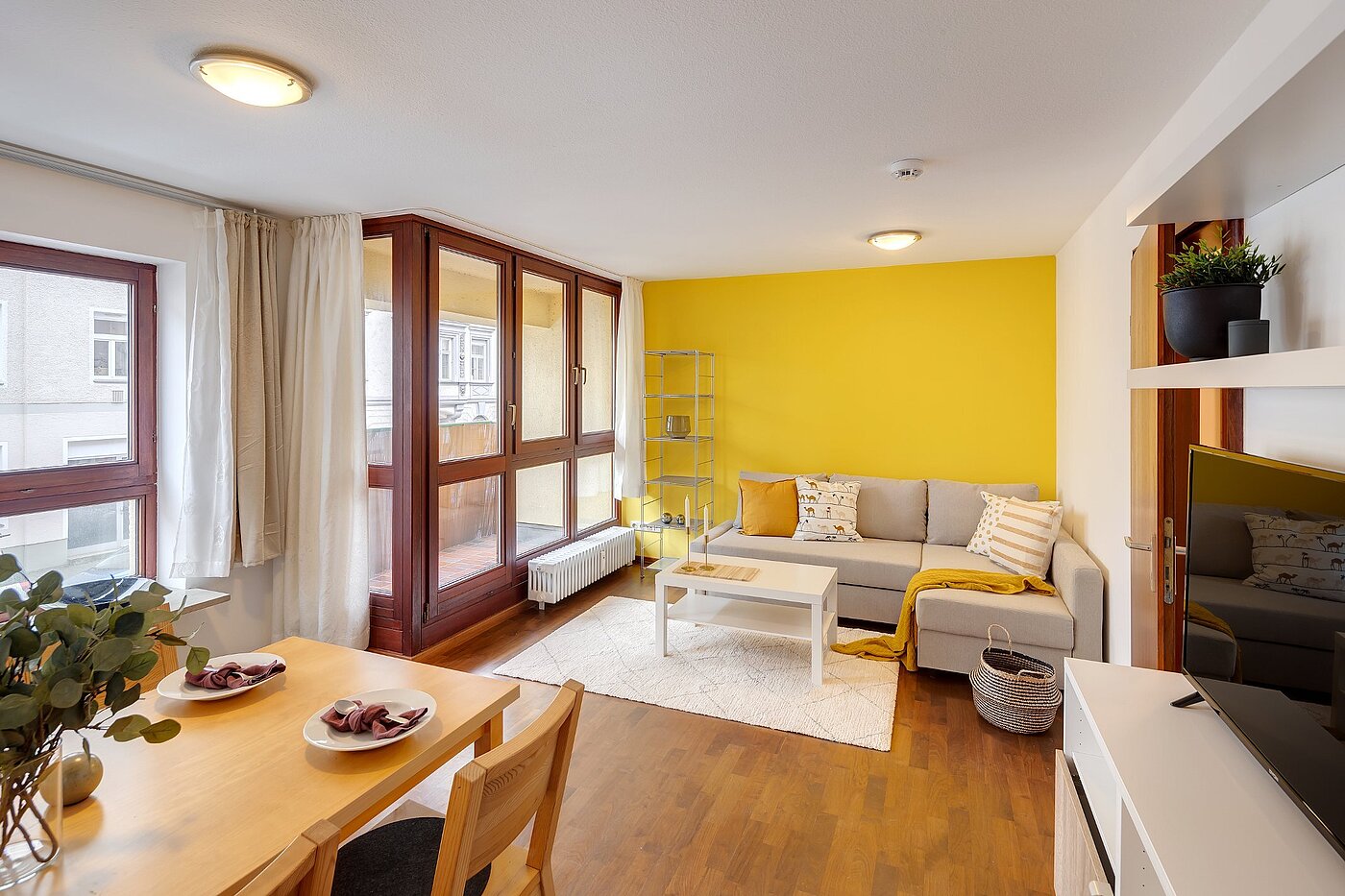 Lapos a  címen 2 Szobák | München-Neuhausen | 2012ML5 | Wohnzimmer mit Loggia