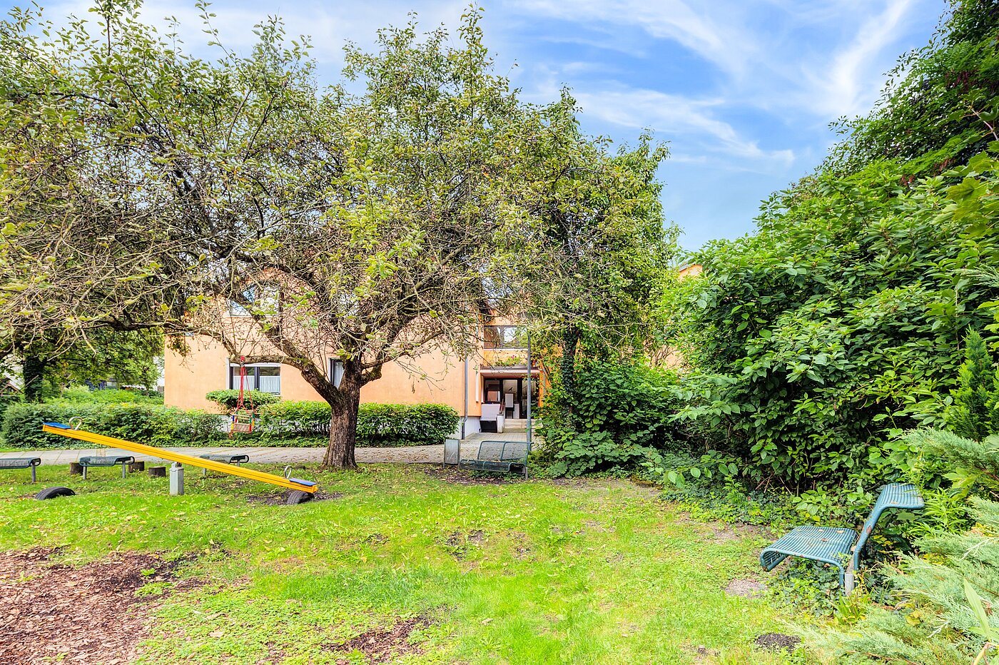 Apartamento no sótão com 3 Zimmern | Karlsfeld | 70217 | Vor dem Haus viel...