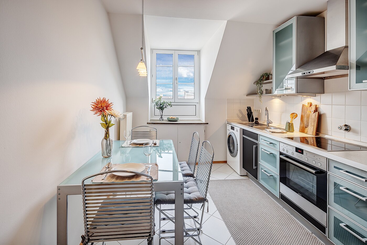 Таванско помещение с 2 Стаи | München-Au | 2209ML3 | Große Küche mit Fenster