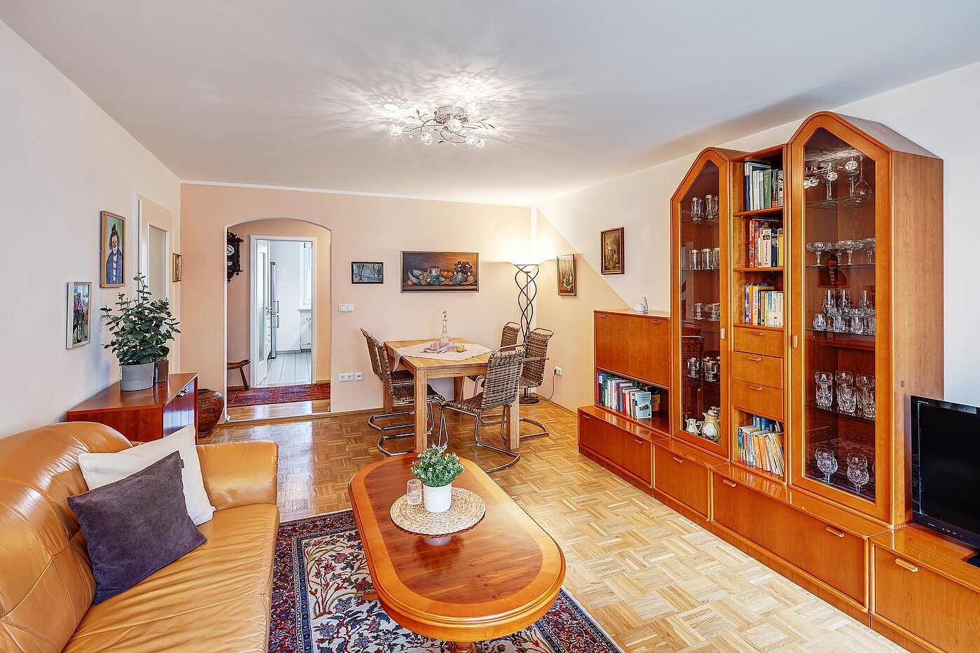 Ravna stran s spletno stranjo . 3 Sobe | München-Bogenhausen | 2112ML3 | und Essen