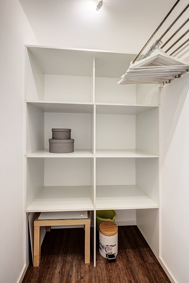 Lapos a  címen 2 Szobák | München-Bogenhausen | 70142 | Begehbarer Schrank