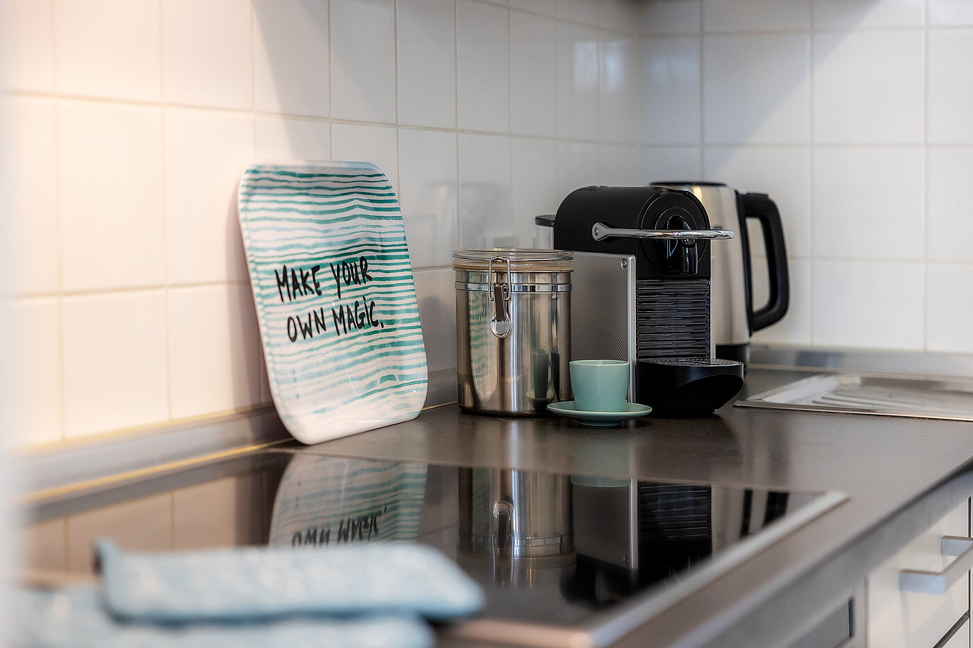 Ravna stran s spletno stranjo . 2 Sobe | Haar | 70426 | ...und allen...