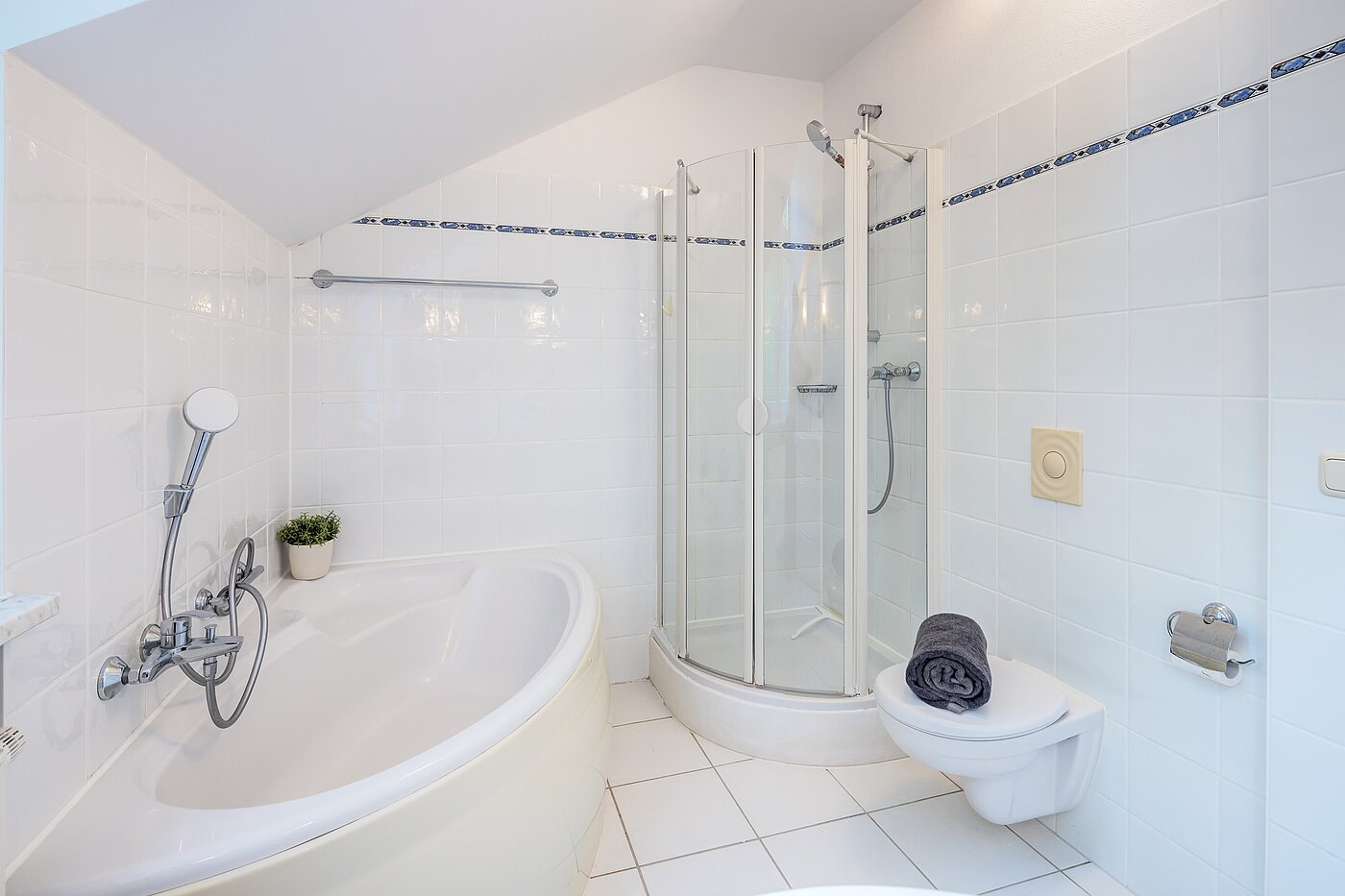 Yarı müstakil ev ile 5 Odalar | München-Trudering | 70269 | Eckbadewanne und Dusche