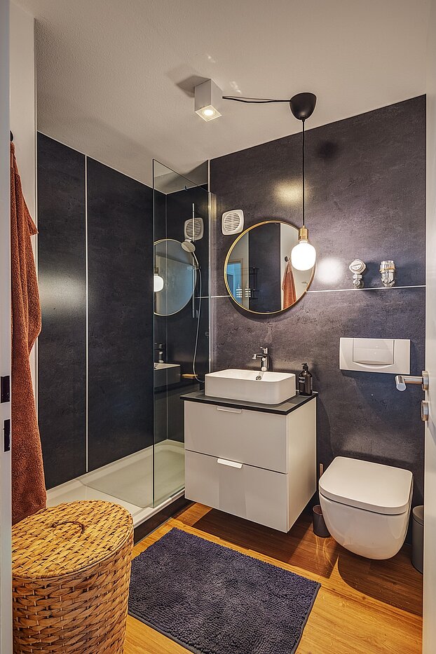 Ravna stran s spletno stranjo . 1 Soba | München-Maxvorstadt | 700022 | Elegantes Badezimmer