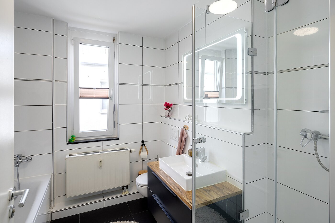 Halvt dobbelthus med 5 Værelser | Unterföhring | 70119 | Bad mit Fenster