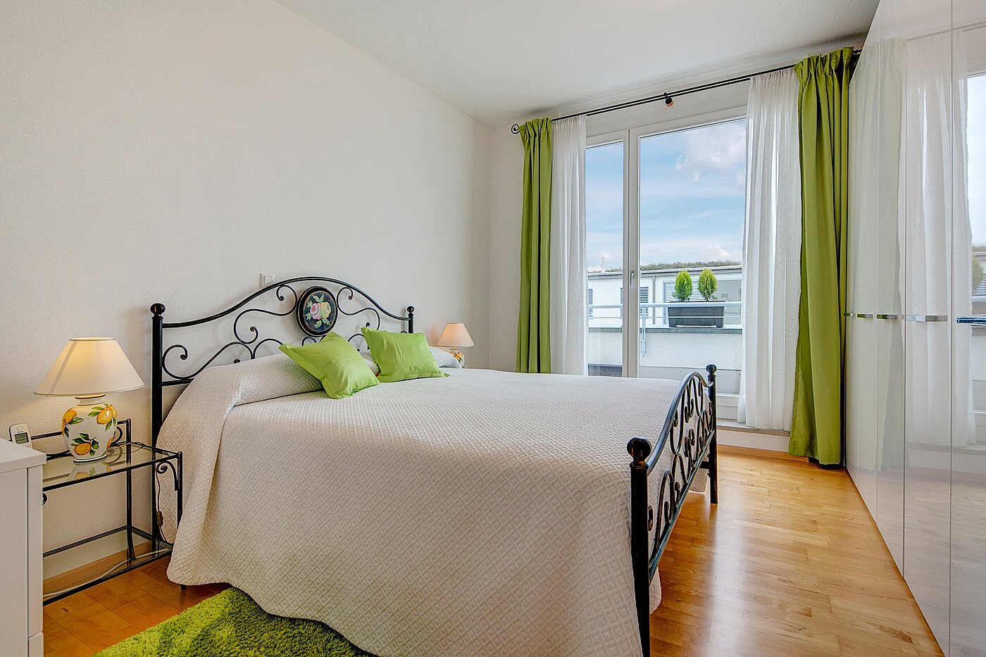 Ravna stran s spletno stranjo . 3 Sobe | München-Riem | 1906ML3 | Schönes, geräumiges...