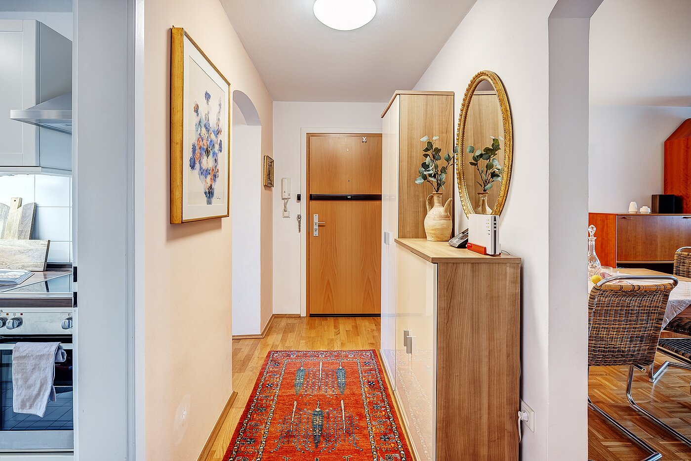 Ravna stran s spletno stranjo . 3 Sobe | München-Bogenhausen | 2112ML3 | geräumiger Flur...