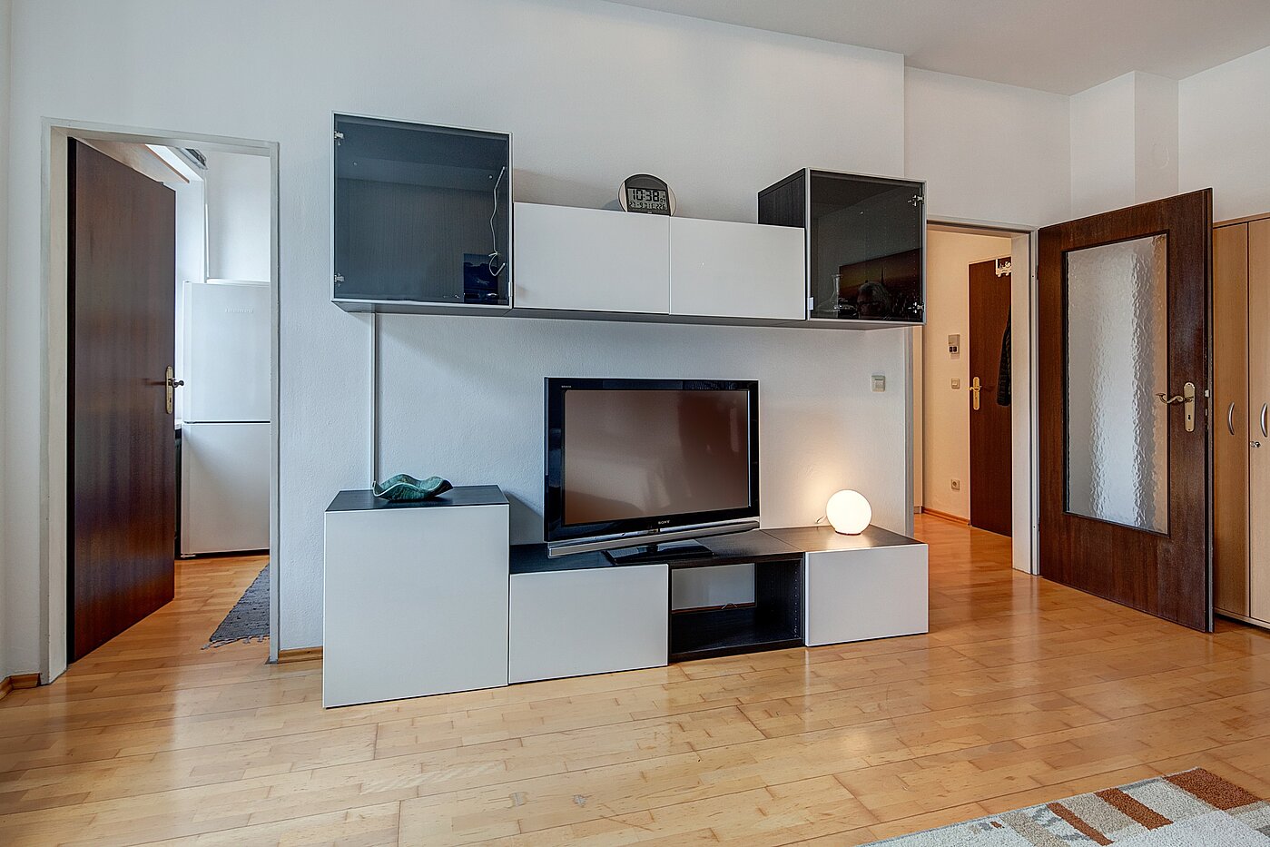Flad med 1 Værelse | München-Schwabing | 2111ML3 | Anbauwand mit Flatscreen