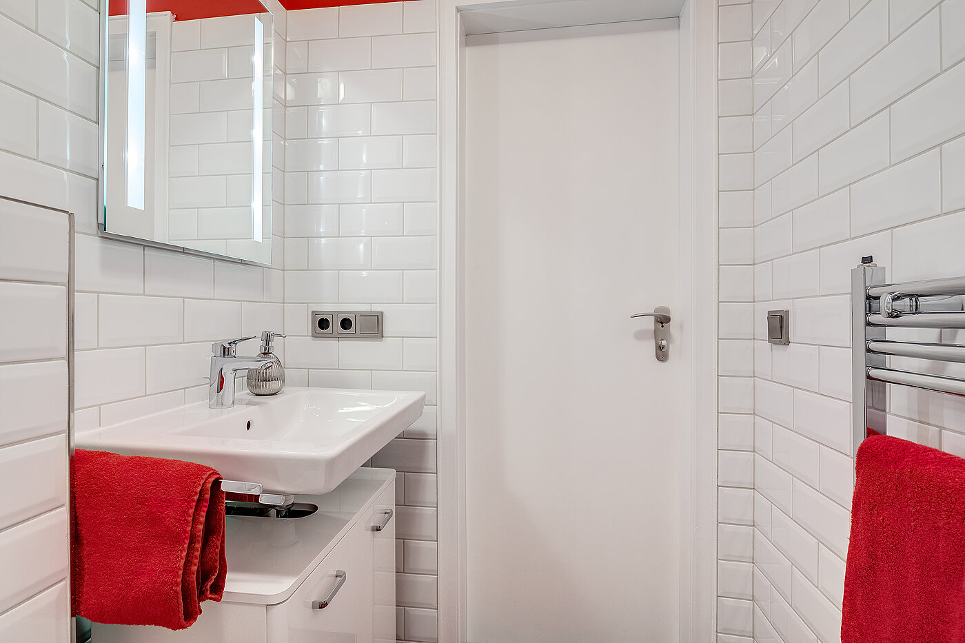 Ploché s 2 Pokoje | München-Bogenhausen | 70287 | Weiß gefliestes Bad...