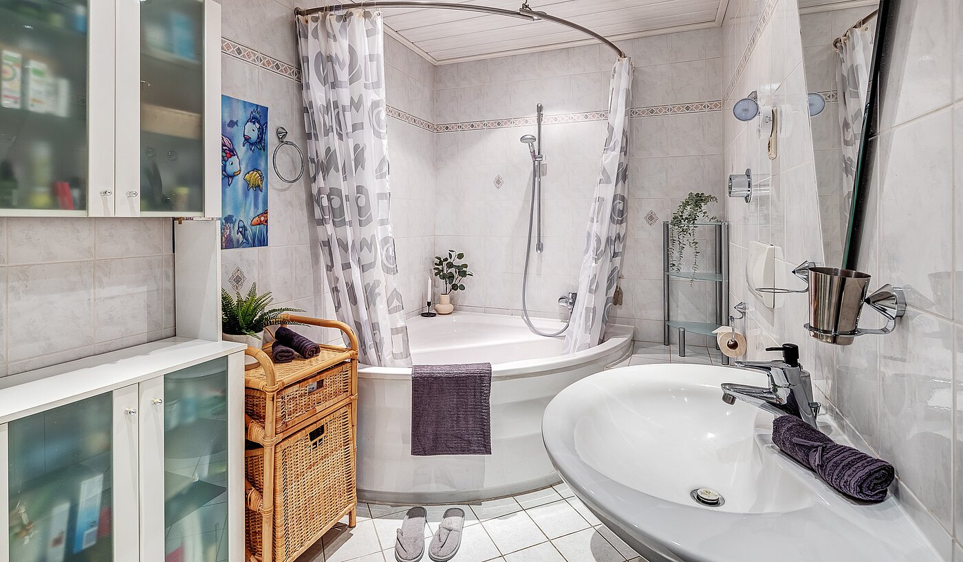 Ploché s 2 Izby | Germering | 70029 | Bad mit Eckbadewanne