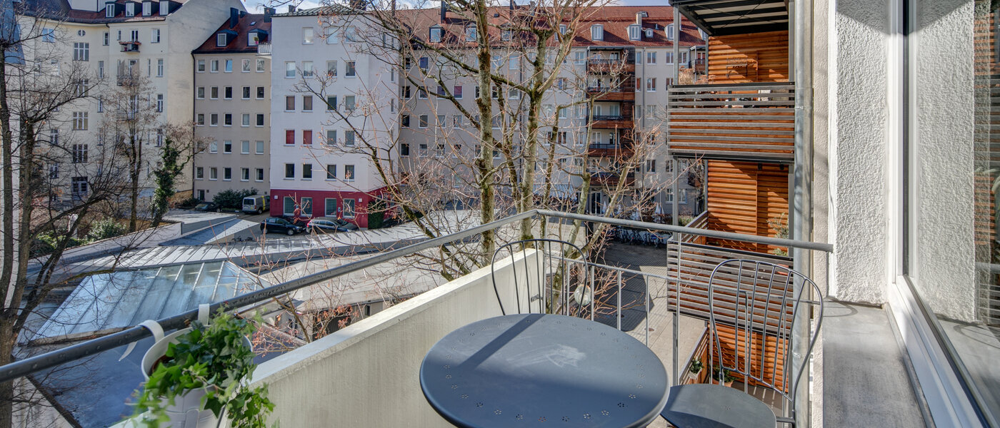 Ravna stran München Schwabing-West (rund um den Hohenzollernplatz) 01 Balkon 10458