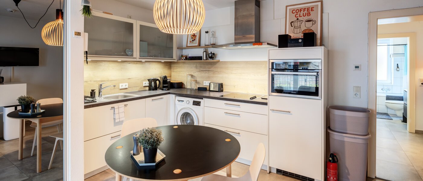 Ravna stran München Schwabing-West (rund um den Hohenzollernplatz) 01 Kuhinja 10929