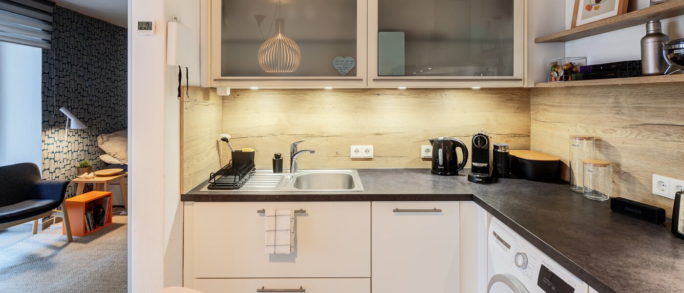 Ravna stran München Schwabing-West (rund um den Hohenzollernplatz) 02 Kuhinja 10929