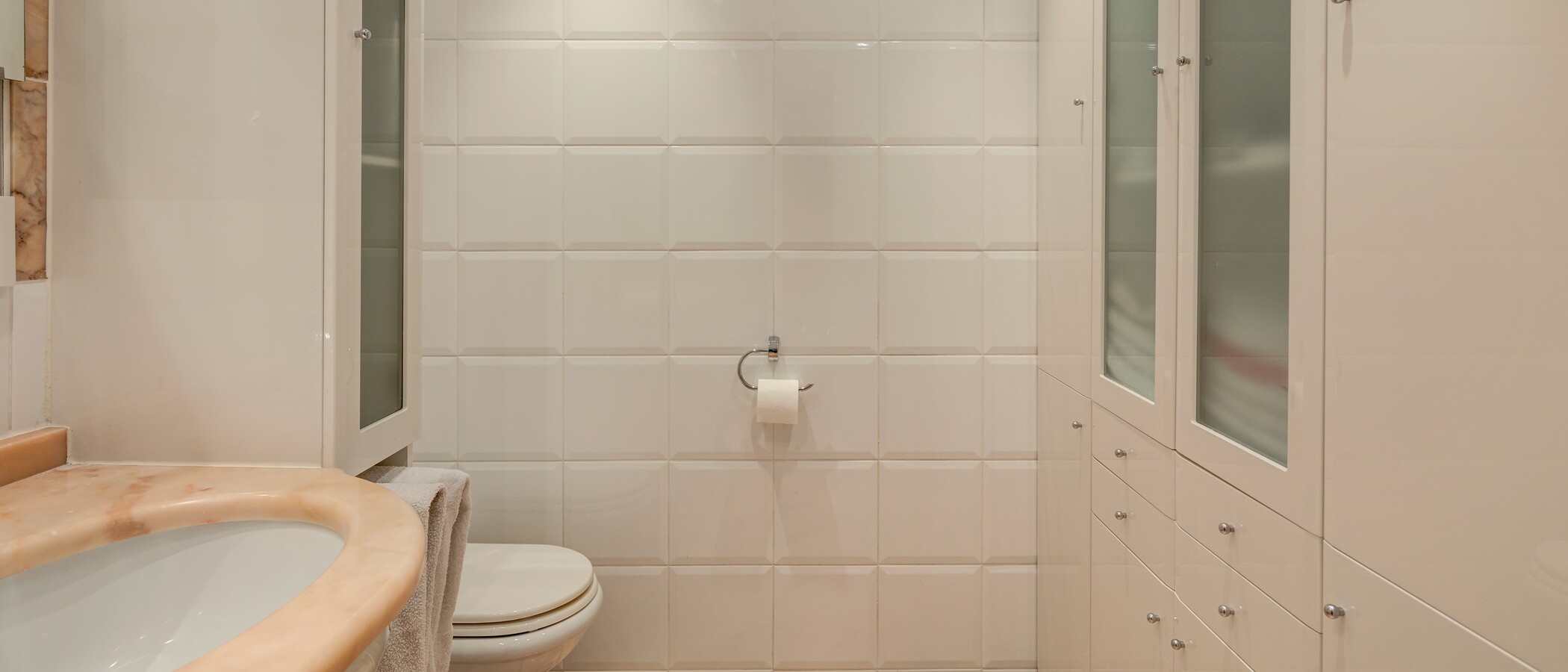 Mezonetno stanovanje München Schwabing-West (rund um den Hohenzollernplatz) 03 Kopalnica 11000
