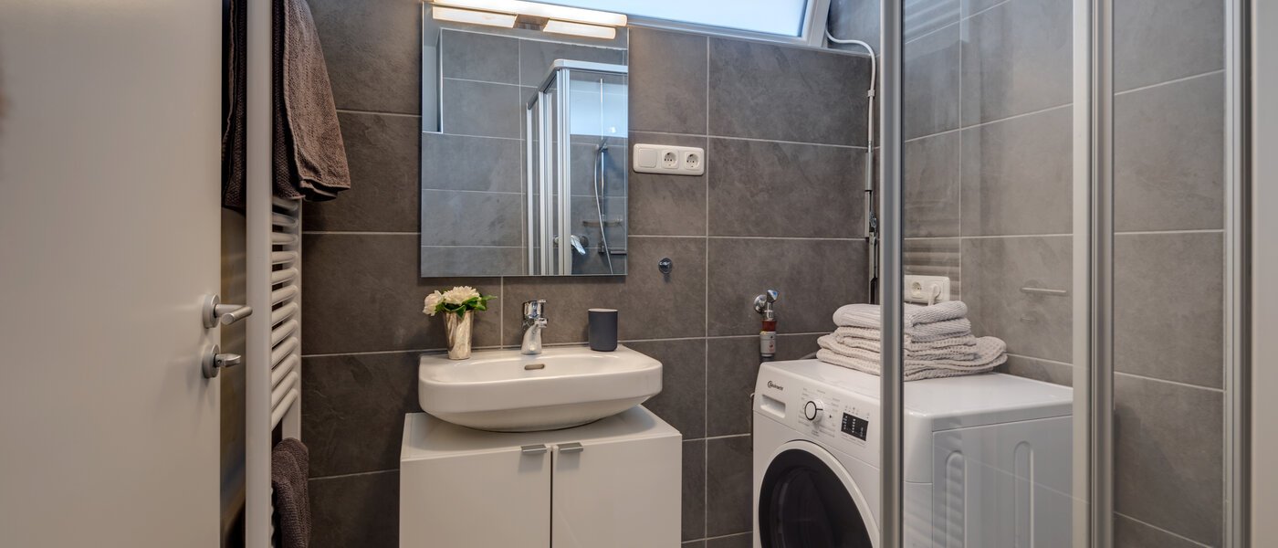 Tagterrasse-lejlighed München Bogenhausen 01 Badeværelse 11076