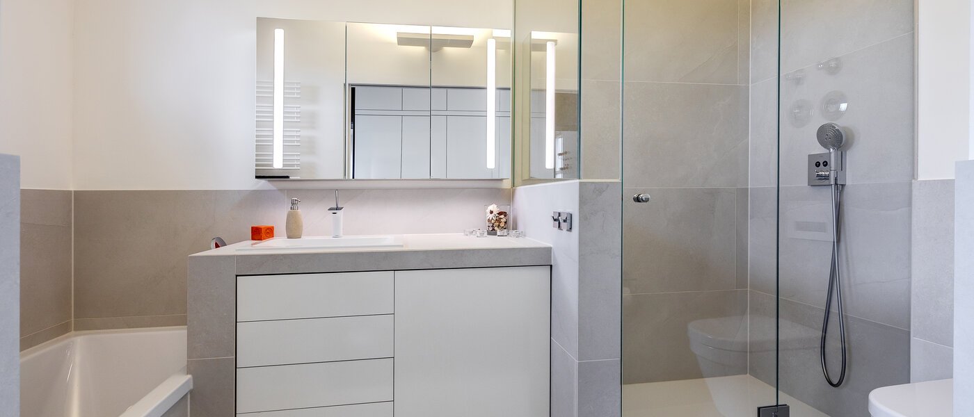 Апартамент с покривна тераса München Arabellapark 01 Баня 11226