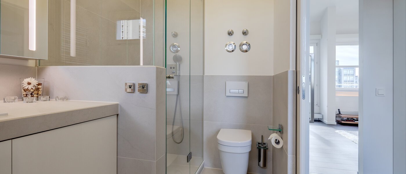 Апартамент с покривна тераса München Arabellapark 04 Баня 11226