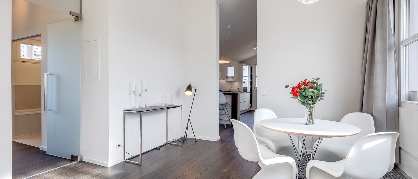 Апартамент с покривна тераса München Arabellapark 04 Дневна зона 11226