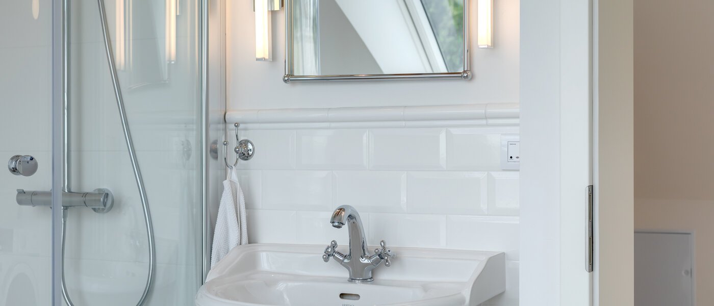 Podkrovní byt Feldafing Tutzing 04 Koupelna 11697