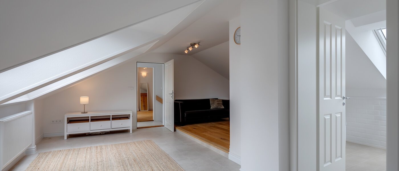 Podkrovní byt Feldafing Tutzing 01 Obývací prostor 11697