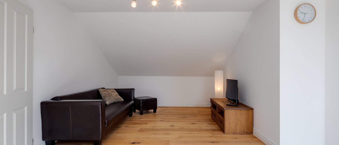 Podkrovní byt Feldafing Tutzing 02 Obývací prostor 11697