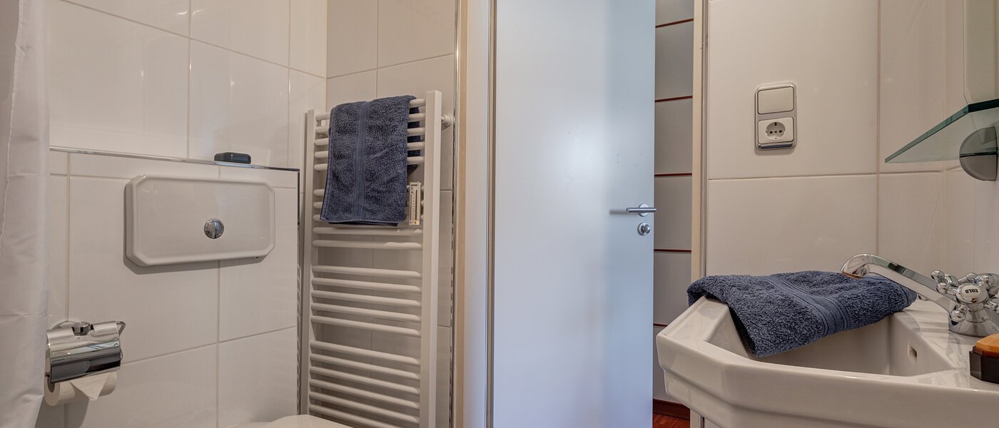 Zolder flat München Oberföhring 03 Badkamer 1205