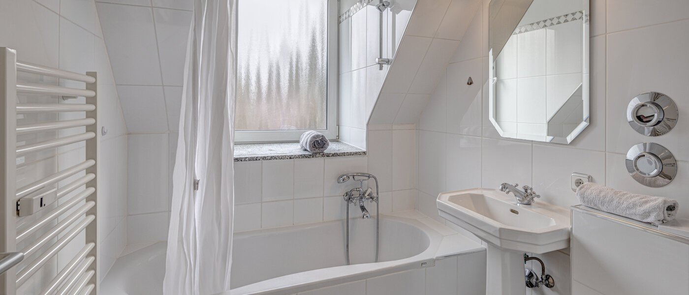 Podkrovní byt München Oberföhring 01 Koupelna 1206