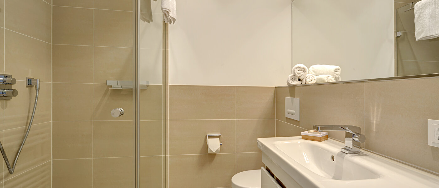 Ravna stran München Arabellapark 01 2. kopalnica 12568