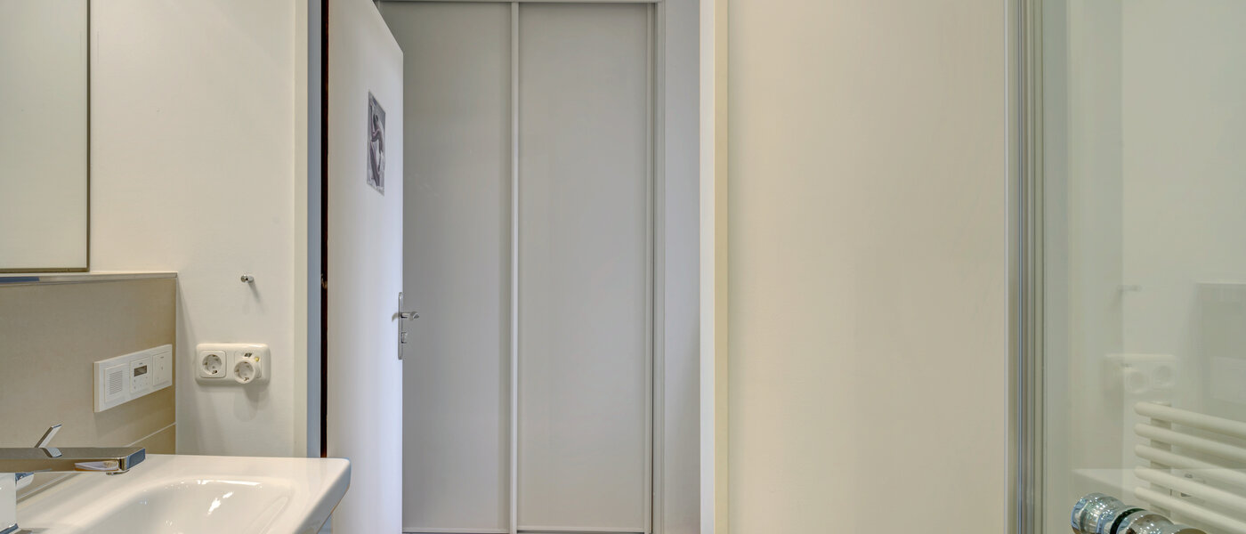 Ravna stran München Arabellapark 03 2. kopalnica 12568