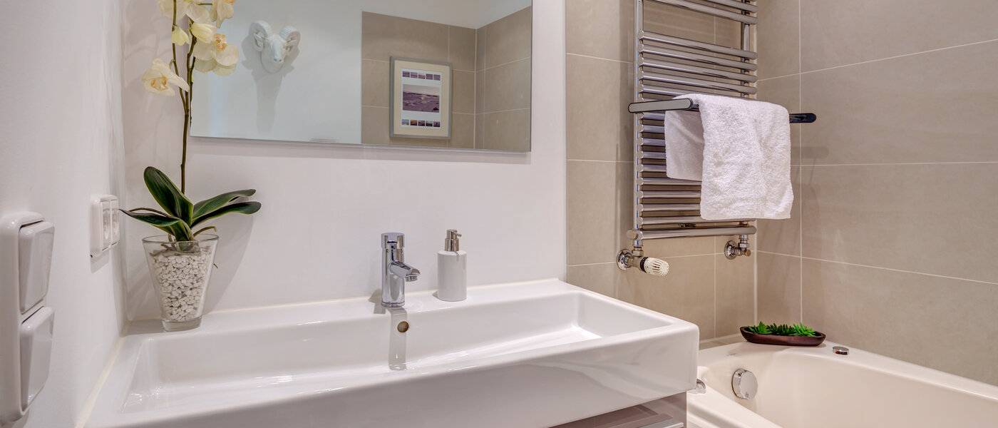 Ravna stran München Arabellapark 01 Prva kopalnica 12568