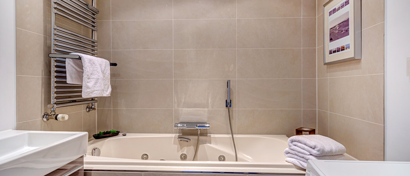 Ravna stran München Arabellapark 02 Prva kopalnica 12568