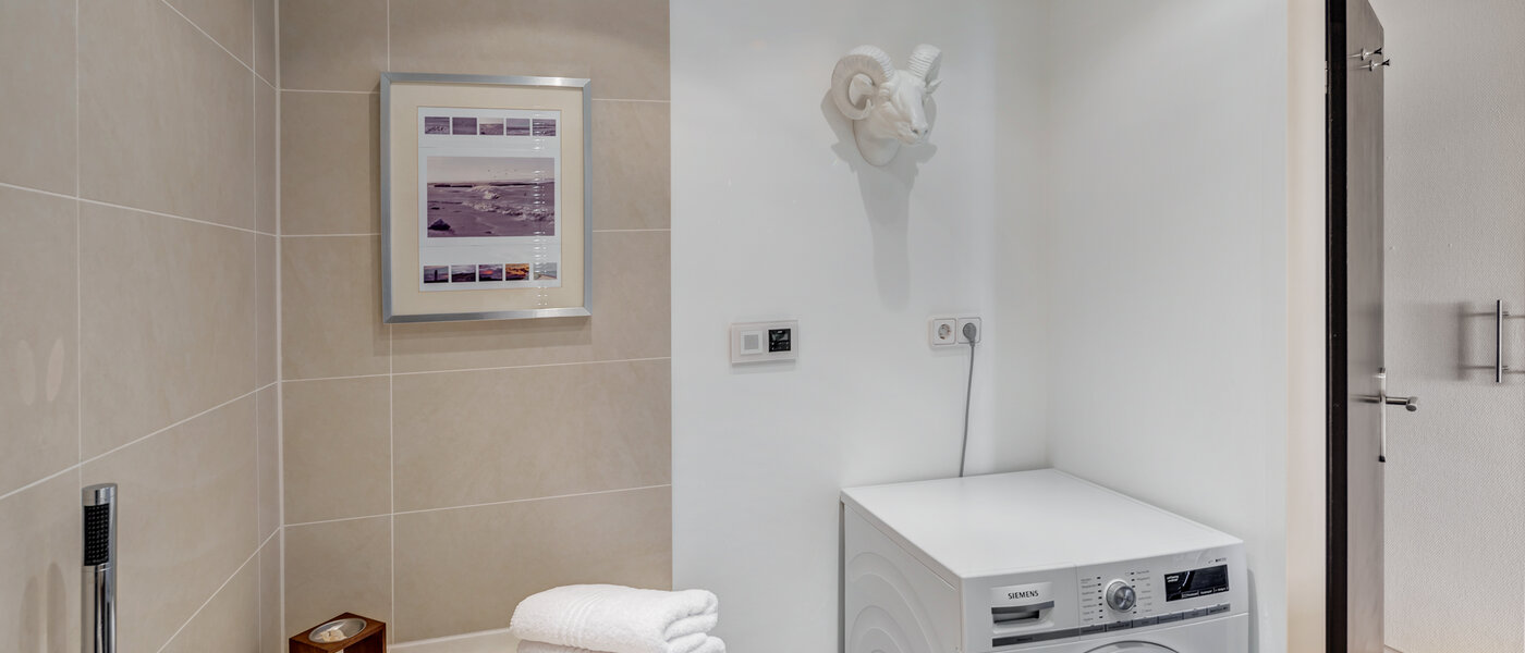 Ravna stran München Arabellapark 03 Prva kopalnica 12568