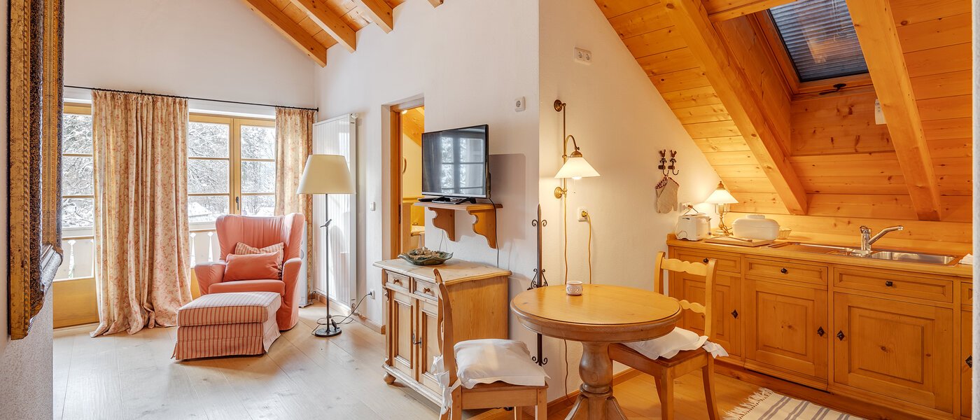 Tetőtéri lakás Bad Heilbrunn 01 Nappali 12826