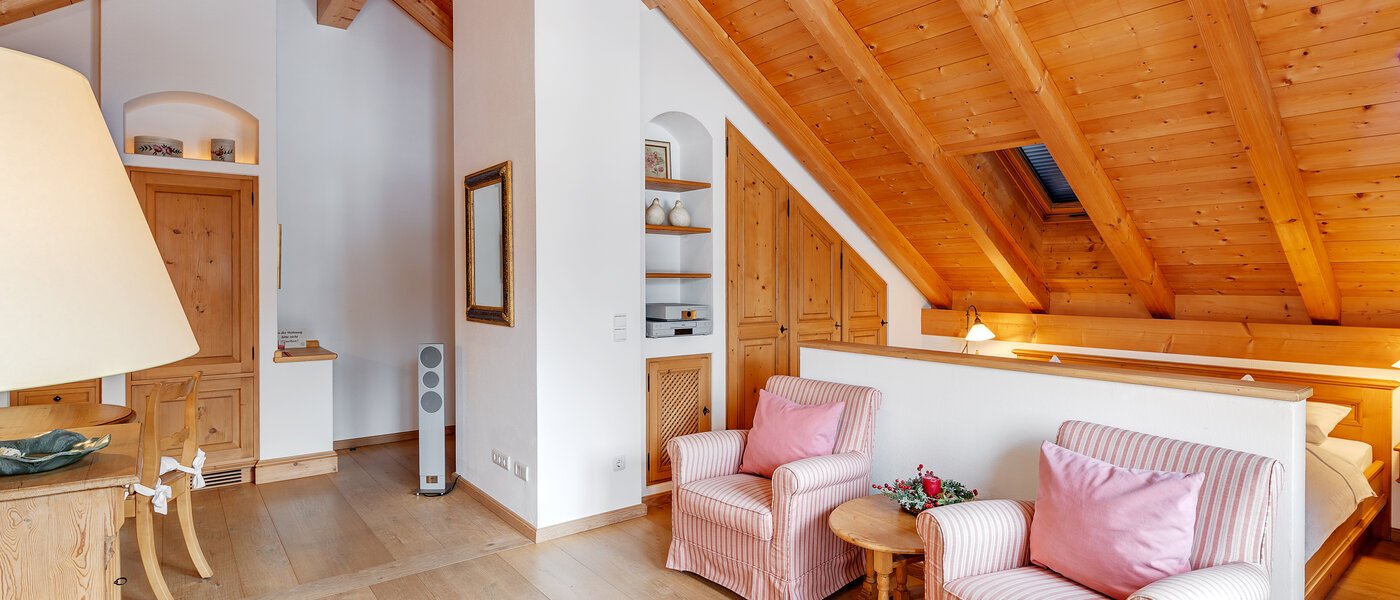 Tetőtéri lakás Bad Heilbrunn 03 Nappali 12826