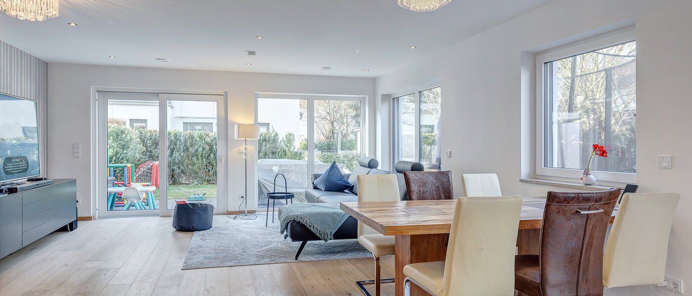 Parhus med två våningar Gilching 01 Vardagsrum 12856
