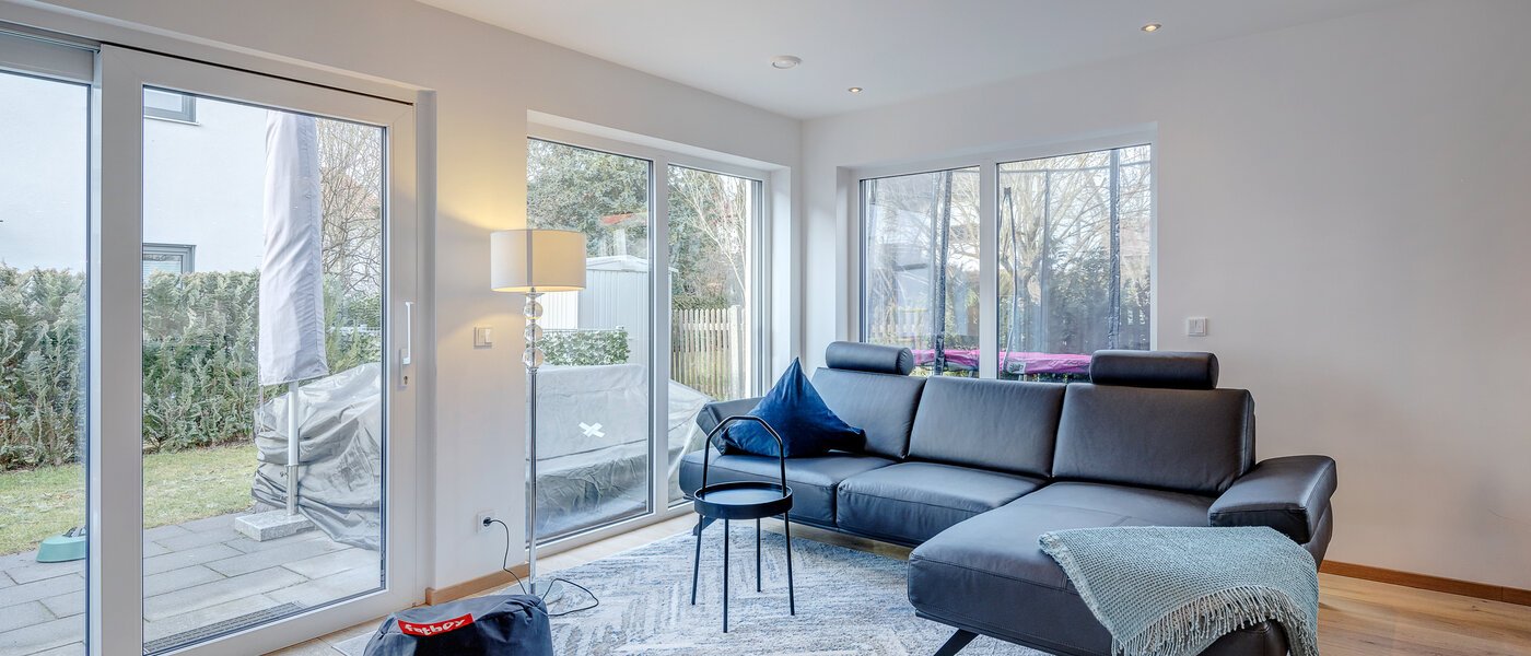 Parhus med två våningar Gilching 02 Vardagsrum 12856