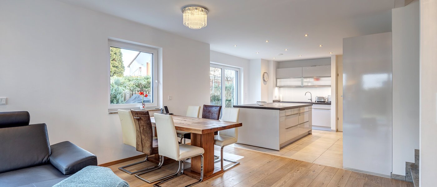 Parhus med två våningar Gilching 05 Vardagsrum 12856